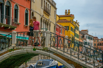 Fototapeta na wymiar Para na mostku w Wenecji