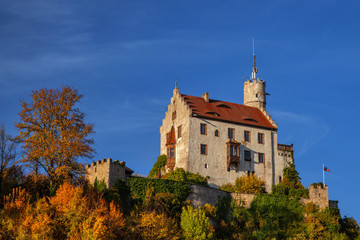 Fototapeta na wymiar Burg Gößweinstein im Herbst am Tag
