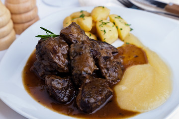 Carne guisada con patatas asadas y puré