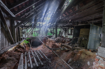 verlassener holzstadl mit sonnenstrahlen