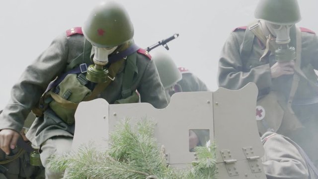 Anti Tank Gun Crew ist getting up
