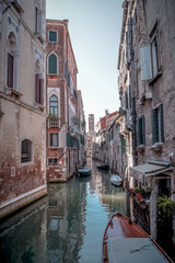Fototapeta na wymiar Enge Gassen Italien Altstadt mit Wasser Boot Venedig im Sommer