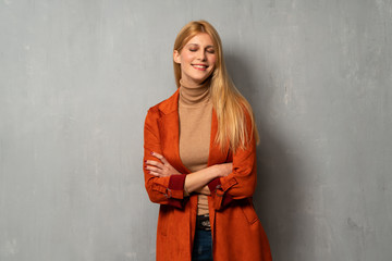 Woman over textured background keeping the arms crossed in frontal position