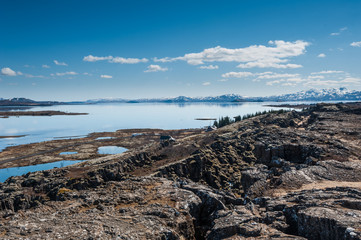 Fototapeta Jezioro na Islandii, jezioro w dolinie parlamentu, widok na jezioro z górami obraz