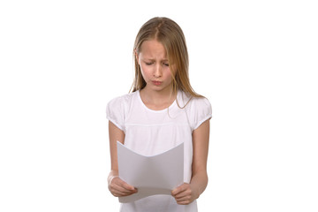 Mädchen schaut enttäuscht auf eine Blatt Papier