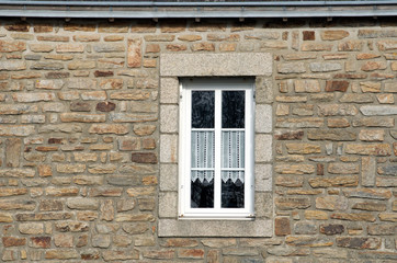 Fenêtre et rideaux anciens .