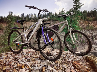 Fototapeta premium bike stands on the top of rock