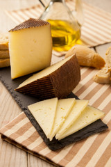 Queso curado con pan