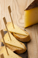 Tapa española de queso manchego