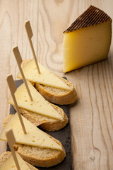 Tapa española de queso manchego