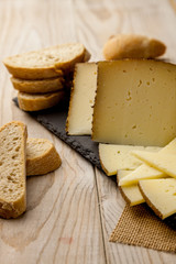 Tapa casera de queso y pan