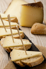Aperitivo de queso con pan tostado