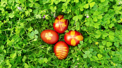 uova di Pasqua a forma di Croce 
