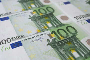 Obraz na płótnie Canvas Many new 100 Euro banknotes are neatly arranged in rows