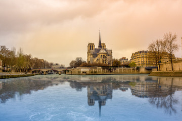Notre Dame in Paris Ansicht von der Seine