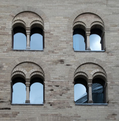 Köln, Eigeltor, Gruppe von romanischen Fenstern