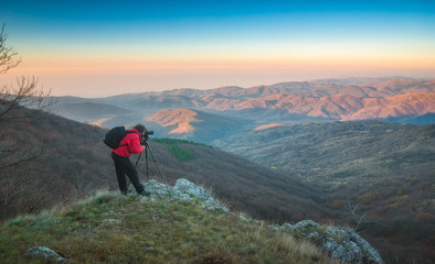 Obraz premium Photographer with a camera on tripod