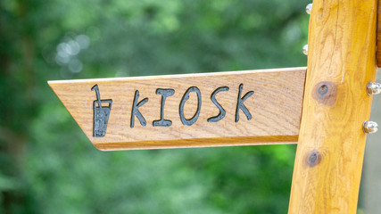Holzschild zeigt zum nächsten Kiosk