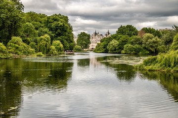 Fototapeta na wymiar view of Buckingham Palace from St James Park in London England