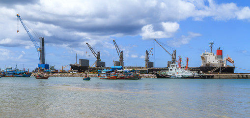 Obraz premium Fishing Boat In A Commercial Dock, Deep Sea Port At prachuabkhirikhan Bangsaphan Province.