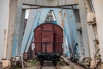 Fototapeta na wymiar Alter Eisenbahnwaggon auf Schienen
