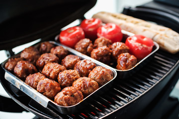 BBQ Fleischbällchen mit Grilltomate