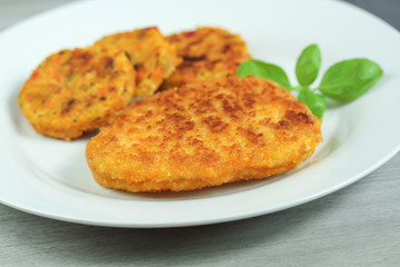 escalope panée et palets de légumes