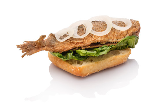 Brathering mit Zwiebeln und Blattsalat auf Br&ouml;tchen