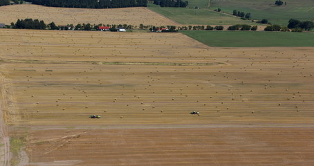 Obraz premium Strohernte im Juli in vorpommern