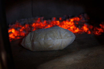 Pão assando no forno alenha