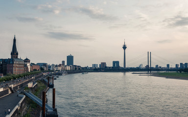 Düsseldorf Panorama von Brücke