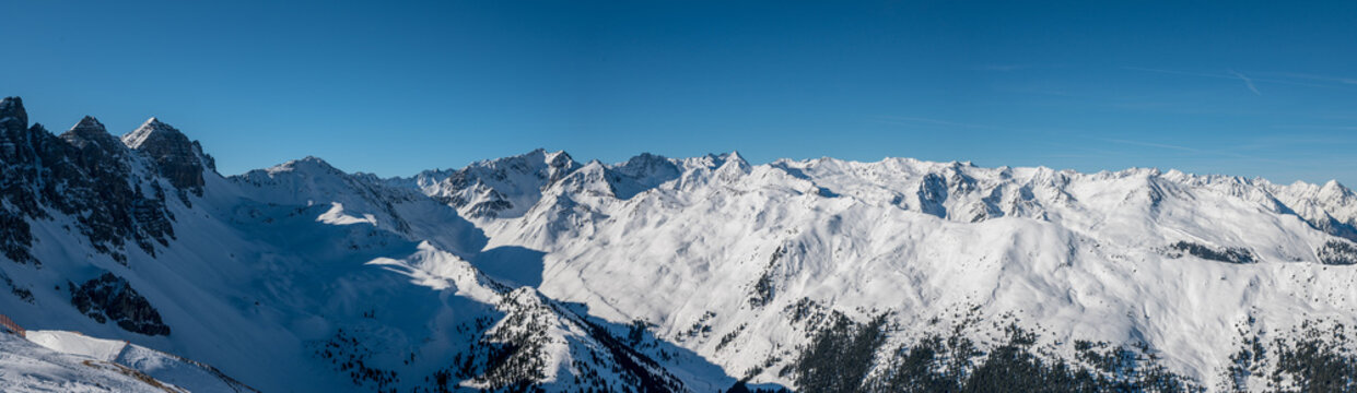 Panorama, Schneebedeckte Berggipfel und T&auml;ler in &Ouml;sterreich, Tirol, Alpen