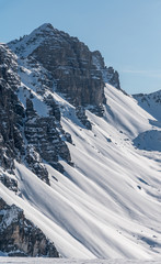 schneebedeckter Berggipfel wird von Abendsonne angeschienen in Axamer Lizum, Tiroler Alpen