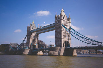 Obraz premium wieża most