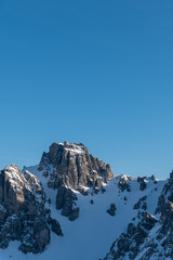 schneebedeckter Berggipfel wird von Abendsonne angeschienen in Axamer Lizum, Tiroler Alpen