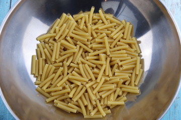 Macaronis secs dans un bol