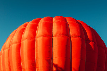 Obraz premium Red hot air balloon against the blue sky