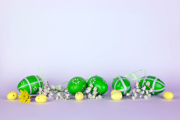 Decorazioni con uova di Pasqua e fiori su uno sfondo chiaro