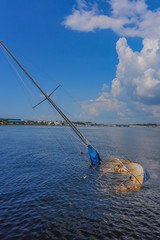 Obraz premium Sunken sailboat in Florida in a beautiful blue water 