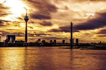 Fototapeta premium Skyline sunset on the river