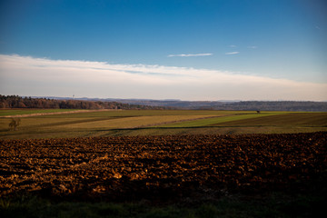 Fototapeta na wymiar Feld mit Blick auf die Schwäbische Alb