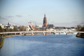Naklejka premium Der Kaiserdom St. Bartholomäus und die Altstadt von Frankfurt hinter der Untermainbrücke..