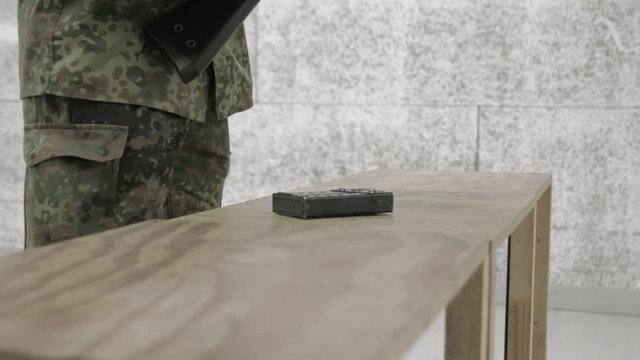 Soldier disassembles rifle &ndash; Gewehr G3