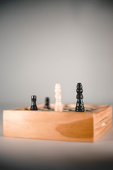 Schach, Chess, Spiel, Dame, König, Strategie, Schwarz, Weiß, Holz, Hintergrund, Nahaufnahme 