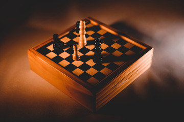 Schach, Chess, Spiel, Dame, König, Strategie, Schwarz, Weiß, Holz, Hintergrund, schräg, dunkel 