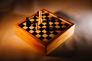 Schach, Chess, Spiel, Dame, König, Strategie, Schwarz, Weiß, Holz, Hintergrund, Schatten, Dunkel 