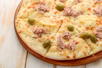 Pizza with Mozzarella, Tuna, Onions and Olives