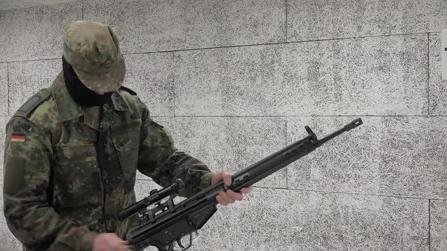 Soldier disassembles rifle &ndash; Gewehr G3