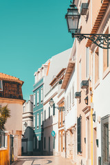 Kleurrijke gebouwen op smalle straat in de stad Cascais in Portugal