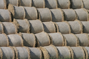 Heurundballen gestapelt